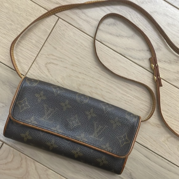 💯authentic Louis Vuitton Pochette PM cross body - Picture 4 of 11